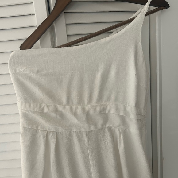 One-Shoulder White Romper with Adjustable Strap - Picture 3 of 7